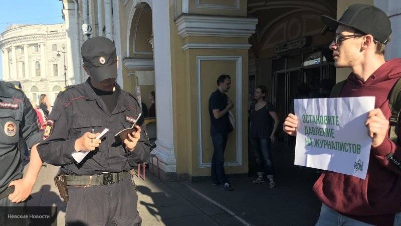 Полиция освободила устроивших провокационную акцию участников "Весны" в Петербурге