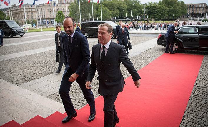 Франция рассчитывает на визит премьера Медведева для улучшения отношений с Россией (Le Monde, Франция)