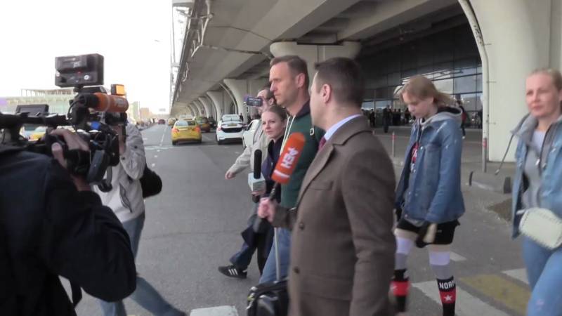 Почему Навальный променял митинг «за Голунова» на хруст чиабатты