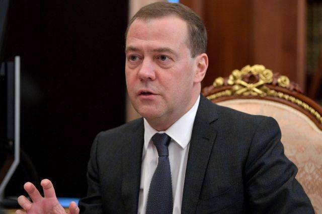 Медведев встретится с премьером Франции