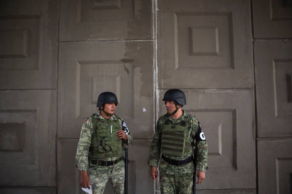 Власти Мексики отправили около 15 тысяч военных на границу с США