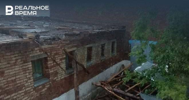 В Лениногорском районе Татарстана сильный ветер сорвал крышу школы