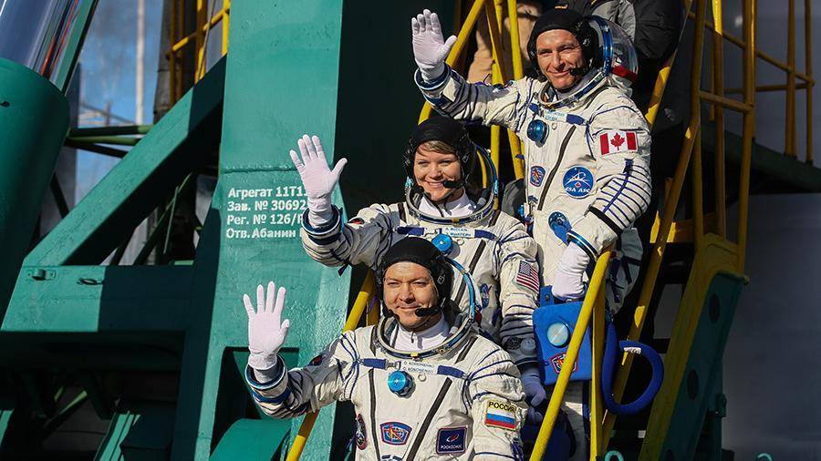 Члены экипажа МКС благополучно вернулись на Землю