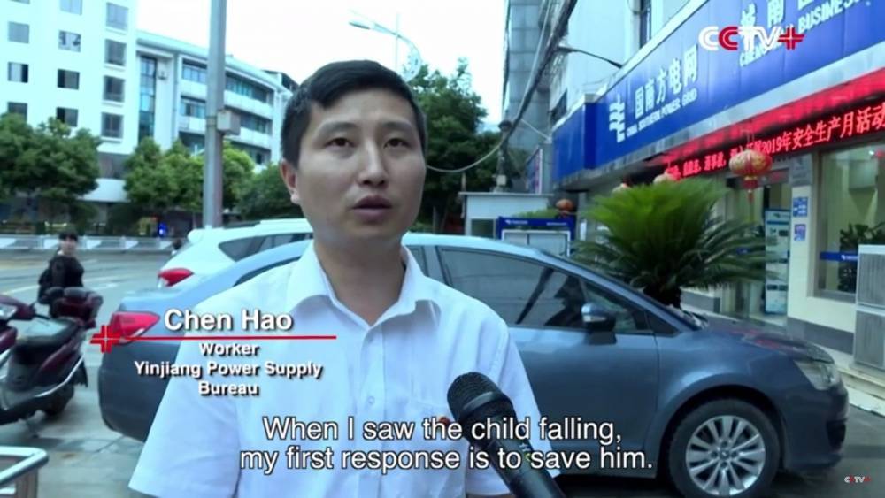 Житель Китая спас жизнь выпавшему из окна ребенку