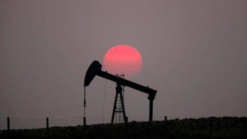 Цена на нефть остается стабильной на фоне снижения количества буровых установок
