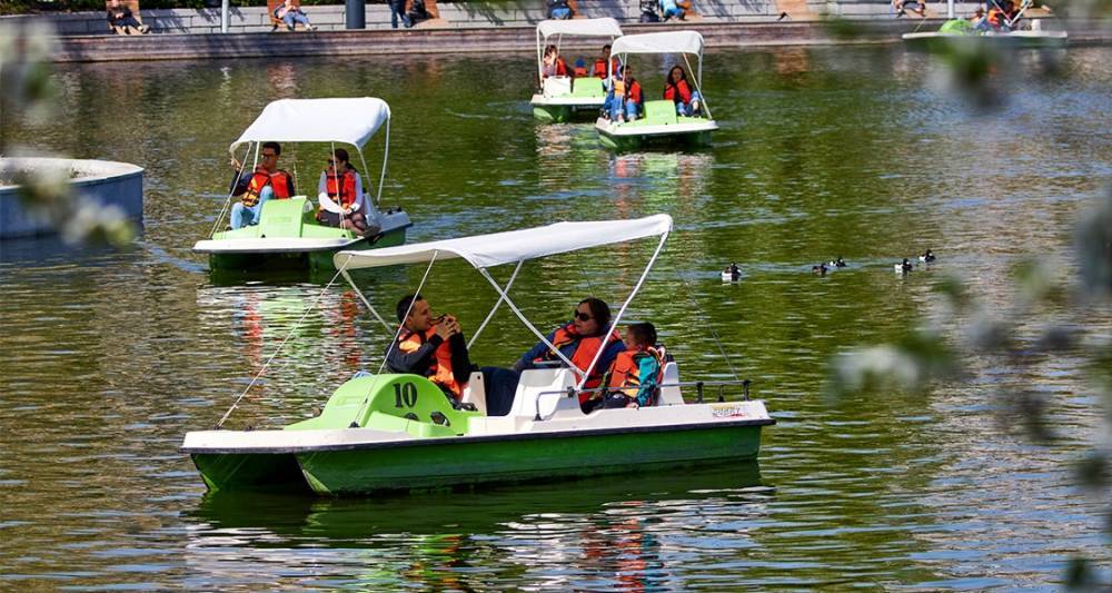 Станции проката лодок и катамаранов открылись в восьми парках столицы