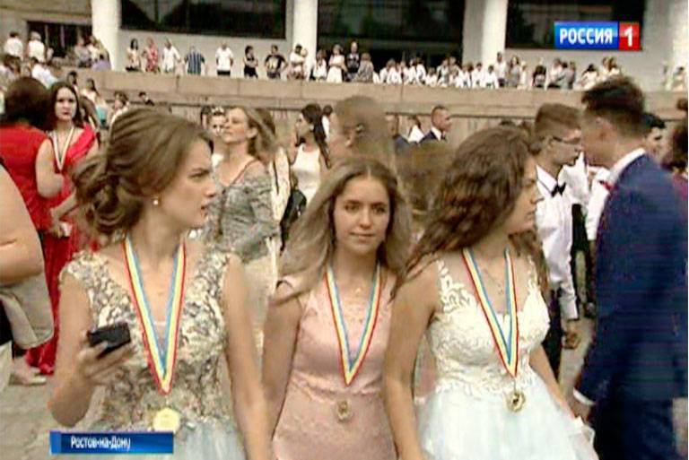 В центре Ростова проходит губернаторский бал для выпускников-медалистов