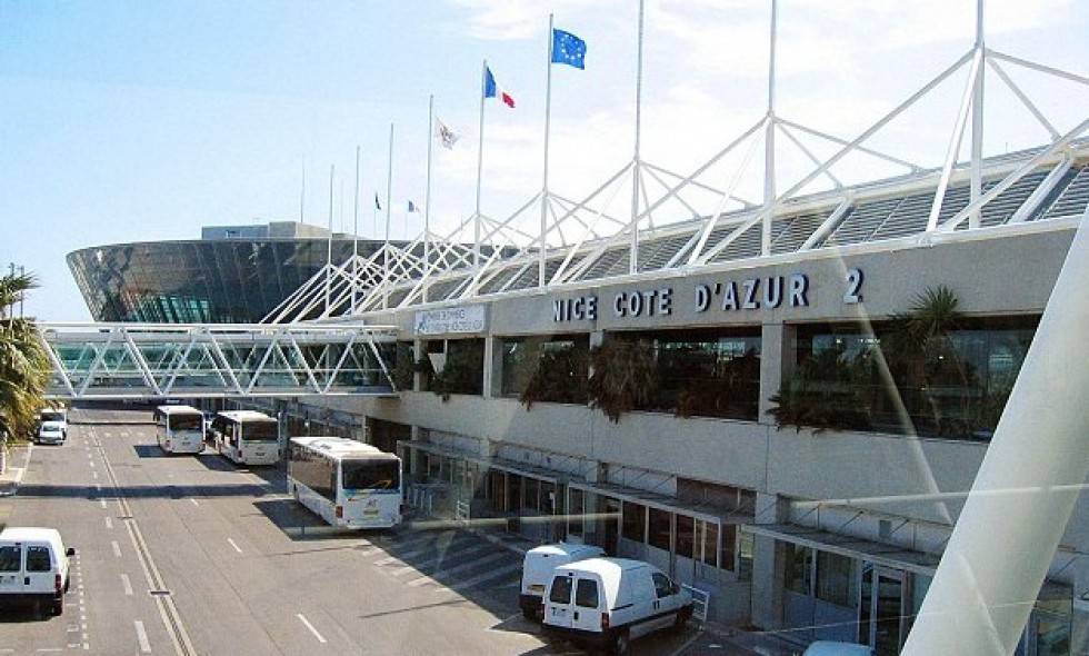 В Ницце самолет врезался в здание аэропорта