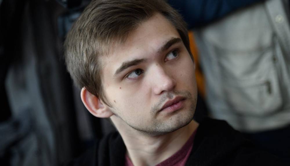 На Красной площади задержали блогера Руслана Соколовского с плакатом «Путин лох»