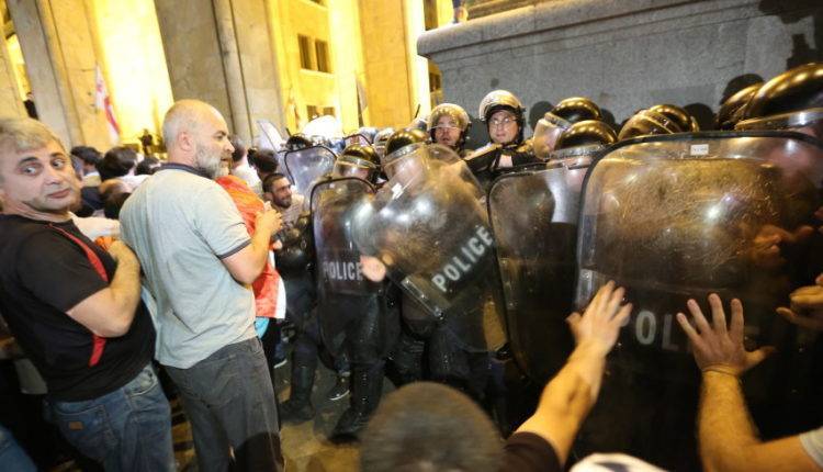 За жестокий разгон митинга в Тбилиси от службы отстранили 10 полицейских