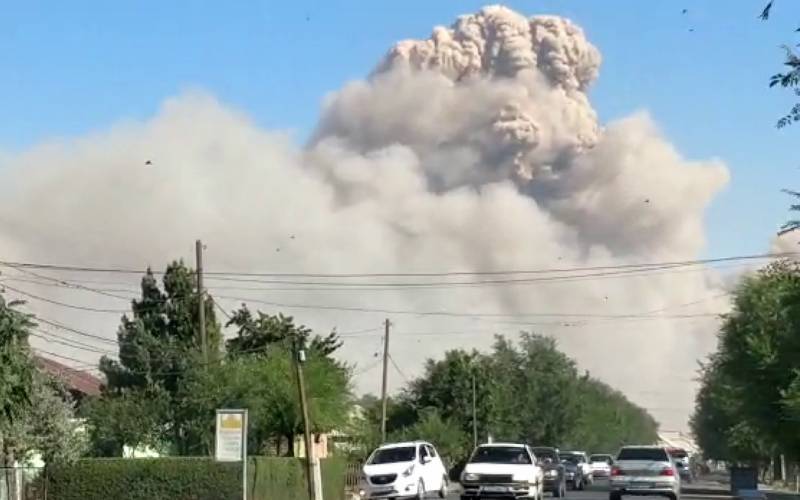 Взрывы в Казахстане продолжаются: власти приостановили тушение пожара