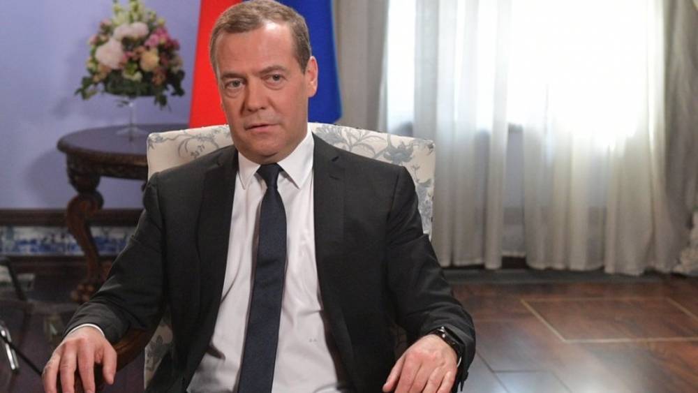 Медведева на встрече с Эдуардом Филиппом подвела "погруженность во французский язык"