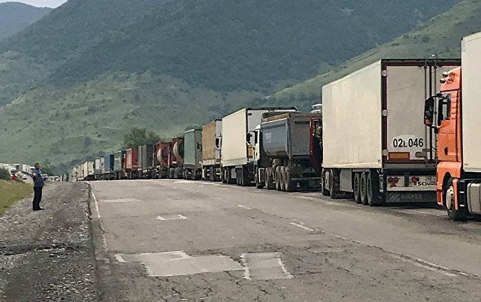 Пассажиров застрявшего на КПП "Верхний Ларс" автобуса уже перевозят в Армению