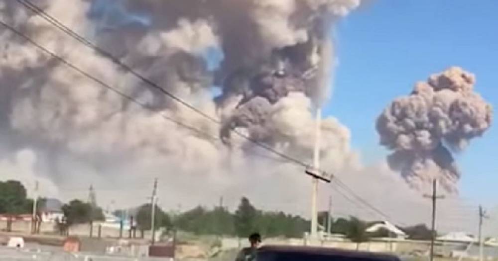 Тушение пожара в воинской части в Казахстане приостановлено из-за взрывов.
