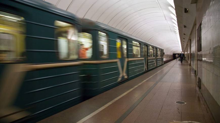 В московском метро дебошир спрятался от полиции под поездом