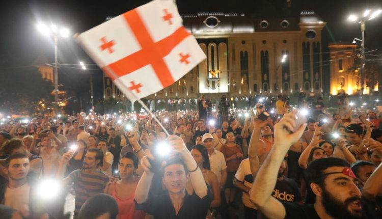 «Грузинская мечта» пошла на компромисс, но протесты не прекратились