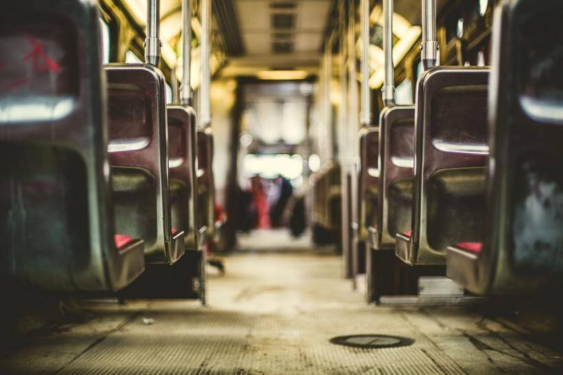 В автобусе Красноярка пассажиры и кондуктор приняли роды у беременной женщины