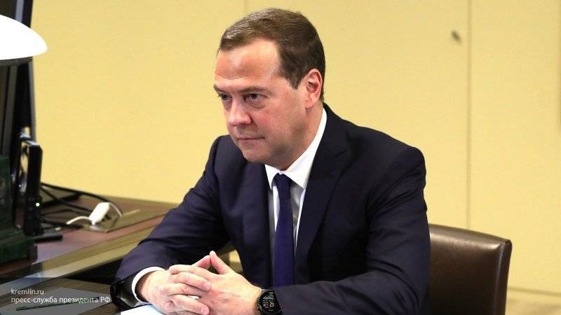 Медведев поднял детские пособия до десяти тысяч рублей для малообеспеченных семей