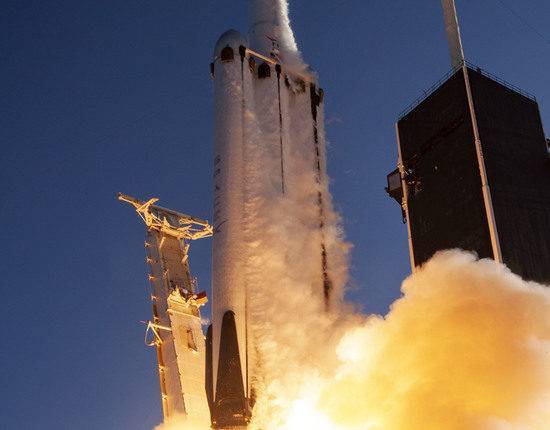 В США отправили в космос Falcon с прахом 152 человек