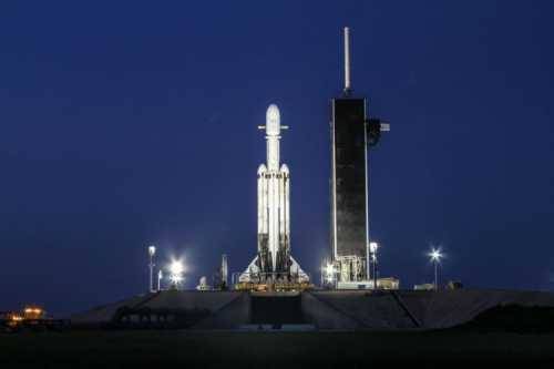 SpaceX успешно запустила Falcon Heavy, но посадка оказалась не столь удачной