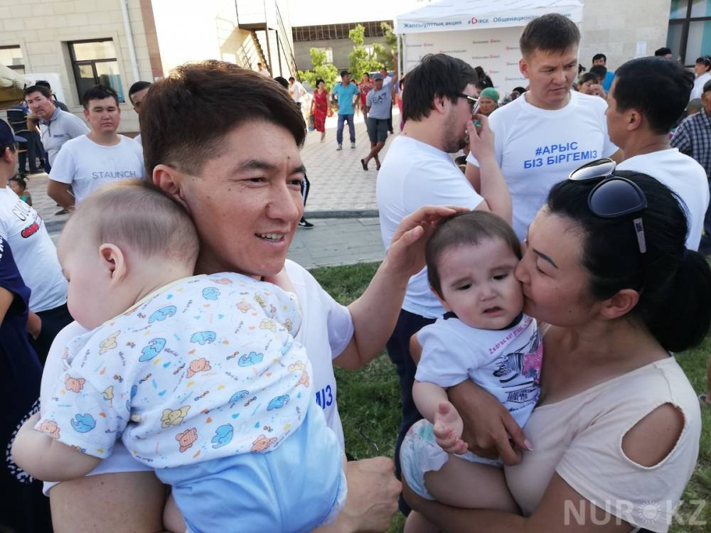 "Мы с вами": Сакен Майгазиев приехал в Шымкент поддержать пострадавших в Арыси (фото)