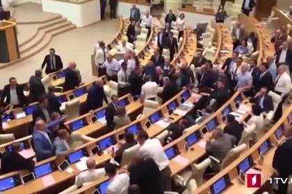 Грузинские депутаты устроили драку из-за требований оппозиции
