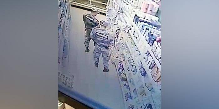 СМИ опубликовали видео кражи шампуня из "Пятерочки" бойцами Росгвардии