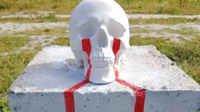 Loketski украсил пустырь на Парнасе гипсовым черепом