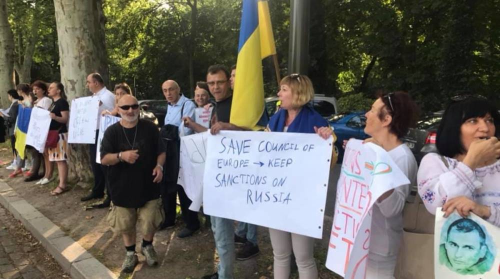 Под зданием Совета Европы собрался пикет против возвращения России в ПАСЕ