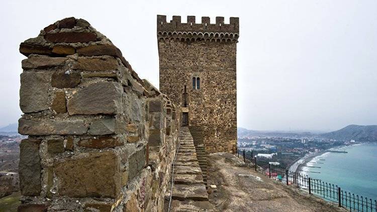 Турист застрял на скале в попытке попасть в Генуэзскую крепость
