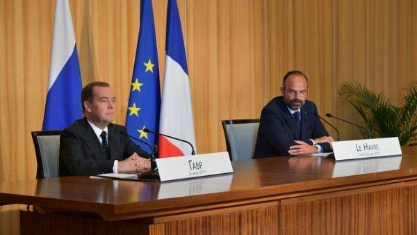 Премьер Франции заявил о необходимости “нового диалога с РФ”