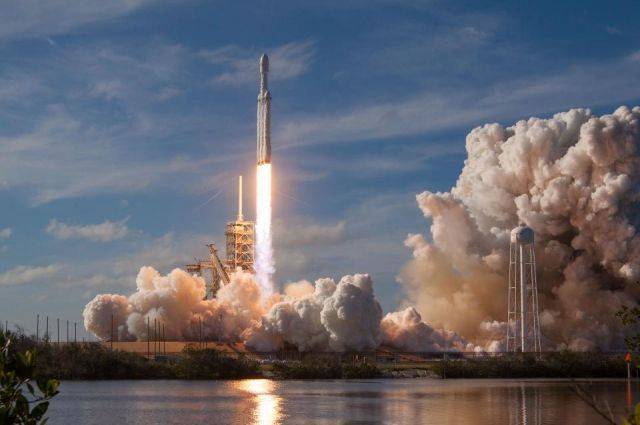 SpaceX запустила ракету Falcon Heavy с капсулами с человеческим прахом