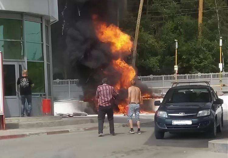 Под Астраханью двое пенсионеров пострадали при пожаре на заправке