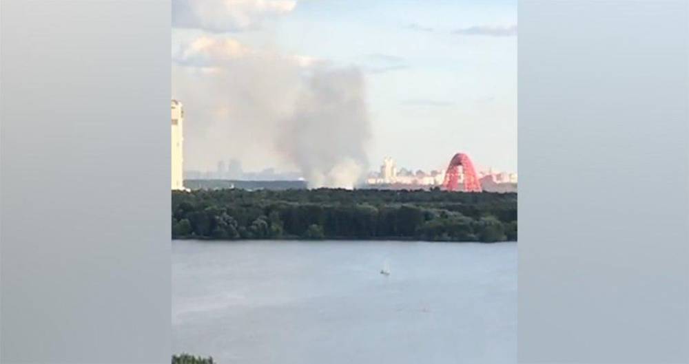 Очевидцы сообщают о пожаре у Живописного моста