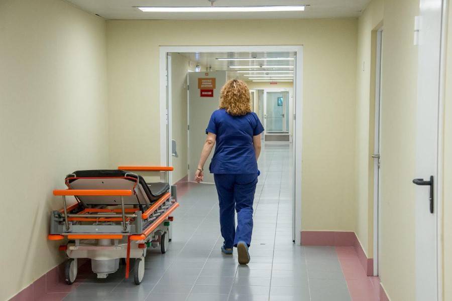 СК возбудил дело после попытки медсестры привязать ребенка к кровати в больнице