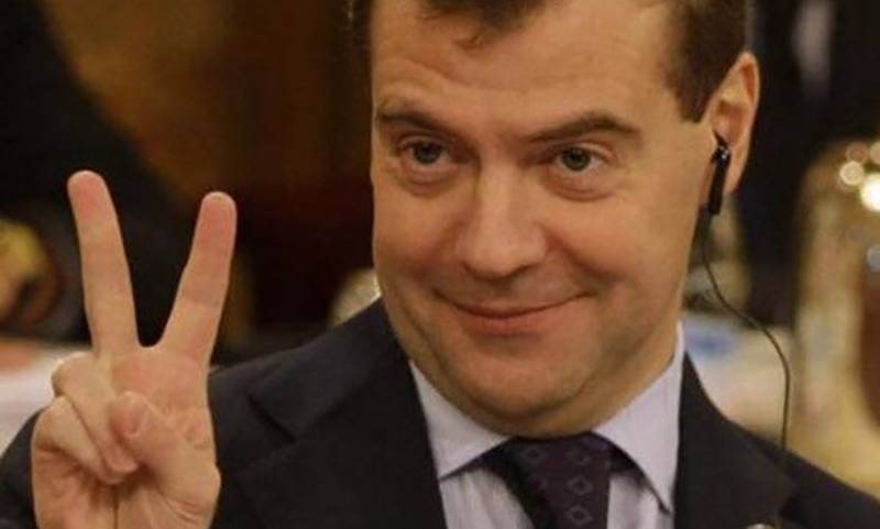 Медведев повысил пособие для детей в 200 рaз