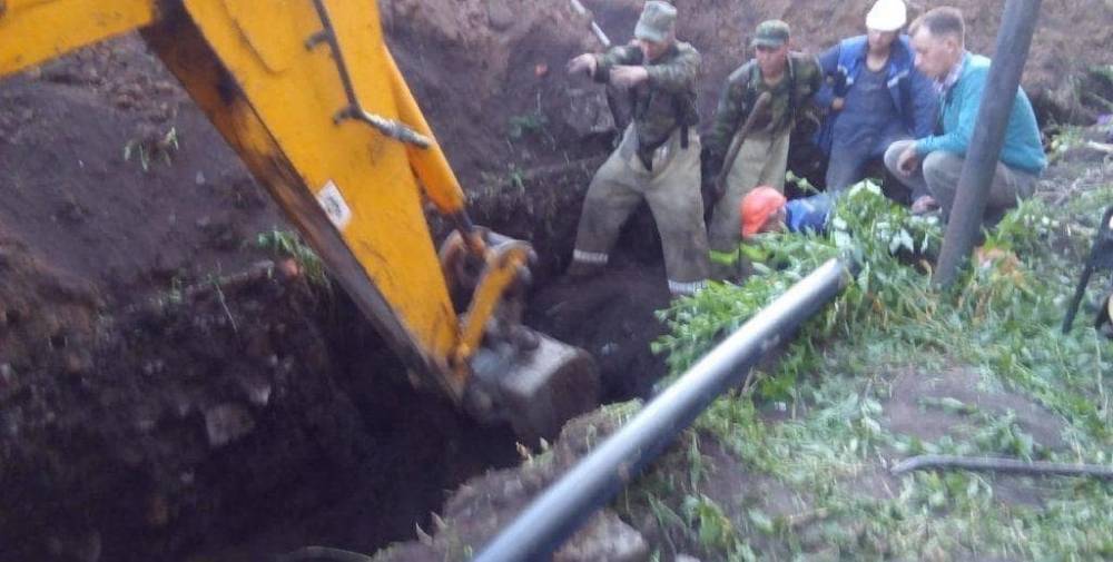 Молодого парня завалило землей при прокладке трубопровода в ВКО