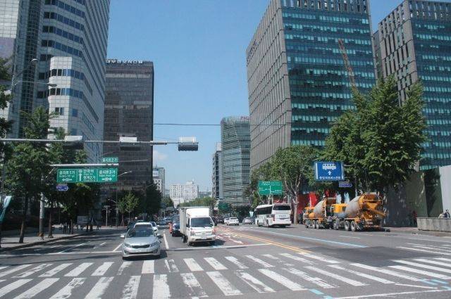 В Сеуле автомобилист протаранил ворота американского посольства