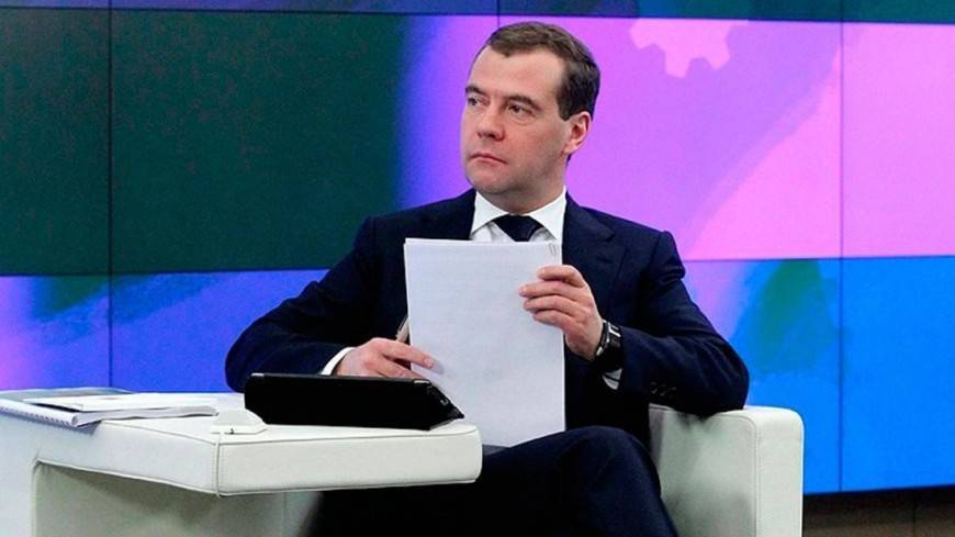Медведев расширил список профессий селян, предполагающих надбавку к пенсии