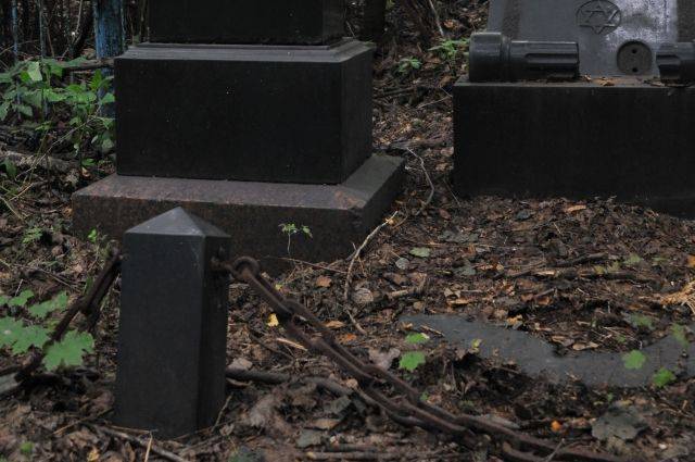 Вандалы в Таллине осквернили еврейское кладбище впервые за его историю