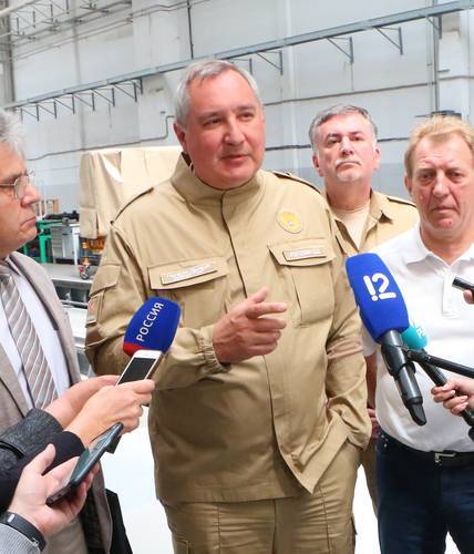 Дмитрий Рогозин спишет 220 млн бюджетных рублей на содержание 40 VIP-секретарш