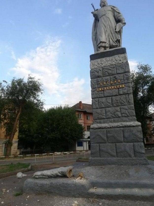 В родном городе Зеленского у памятника Богдану Хмельницкому отвалилась рука с булавой