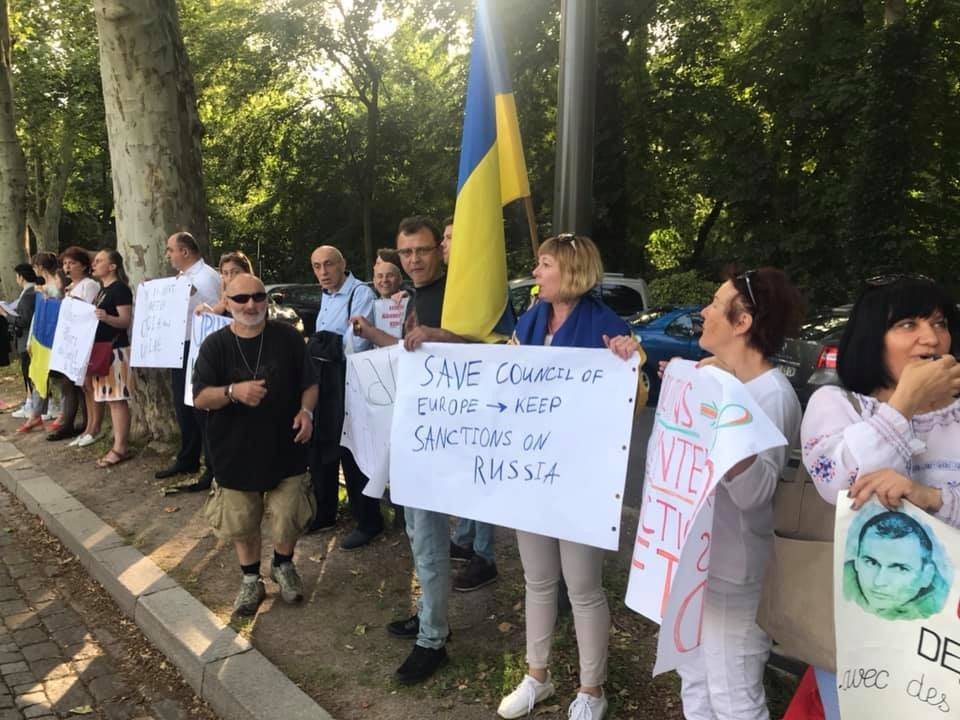 Под зданием Совета Европы собрался пикет против возвращения России в ПАСЕ