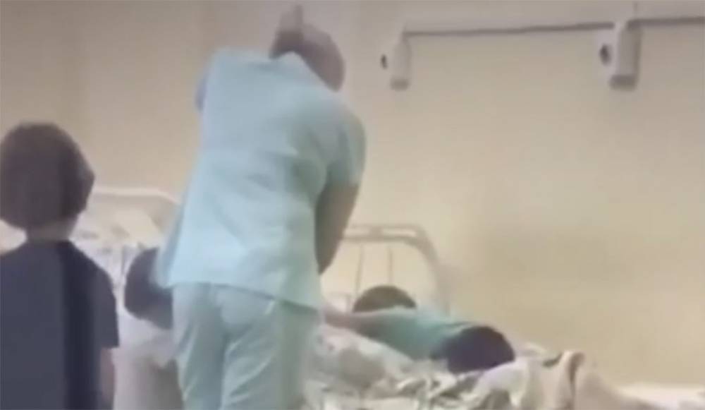 Привязавшая ребенка к кровати сотрудница больницы оказалась практиканткой