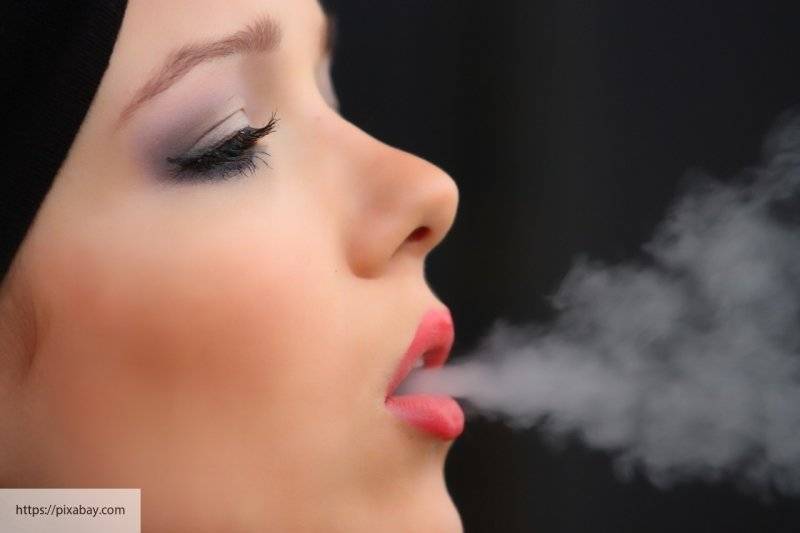 Ученые рассказали, в каком возрасте курение для женщин опаснее всего