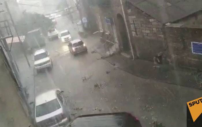Стихия разбушевалась - видео урагана в Грузии появилось в сети