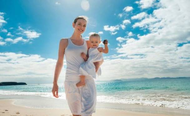 Названы 5 ошибок родителей при использовании солнцезащитных кремов для детей