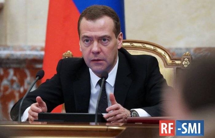 Дмитрий Медведев сообщил об увеличении помощи малообеспеченным семьям