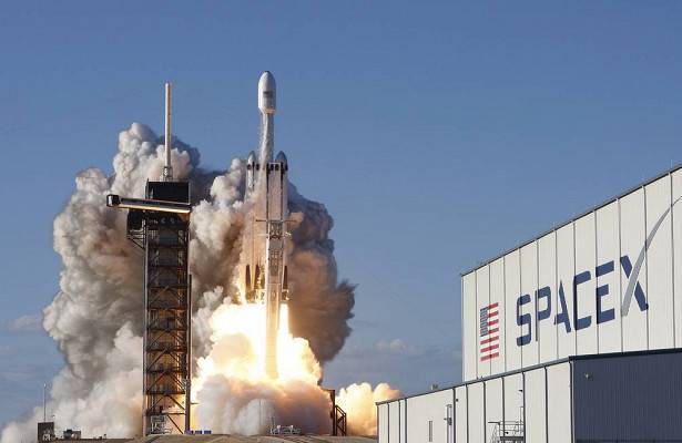 SpaceX отложила запуск ракеты Falcon Heavy на три часа
