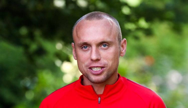 Футболист Глушаков принялся искать работу через соцсети